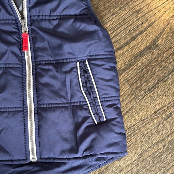 Kids Navy Puffer Vest with Zipper (size 5) - Picture 4 of 6